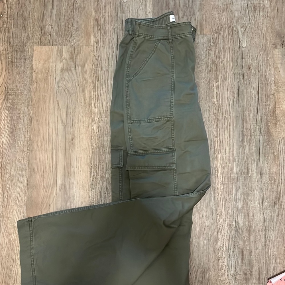Abercrombie and Fitch High Rise Cargo Pants - Size 6 Long